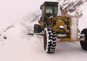 گردنه «ته‌ته» پاوه زیر برف رفت؛ راه مسدود شد