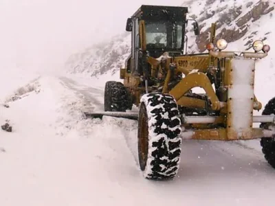 گردنه «ته‌ته» پاوه زیر برف رفت؛ راه مسدود شد