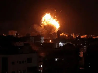 بمباران و گلوله‌باران غزه از هوا، دریا و زمین توسط…