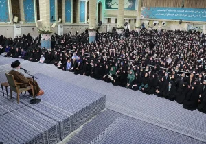 اسلام بر رعایت کامل احترام زن تأکید دارد/ زن، کارگزار خانه نیست، مدیر است/ وقتی درباره حجاب و پوشش زنان و همکاری زن و مرد بحث می‌شود نباید رسانه داخل …