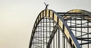 پل سفید اهواز، ابزار رفتارهای هیجانی پرخطر/ ویدئو