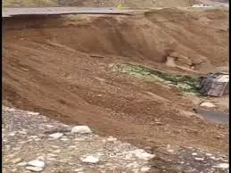 لحظه هولناک رانش زمین در جاده خوزستان/ ویدئو