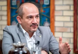 واکنش حمزه صفوی، پسر سرلشکر رحیم صفوی به بحث تفاوت دیدگاهش با پدرش