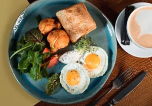 صبحانهای رایج اما پرخطر؛ تخممرغ را با چای و قهوه نخورید