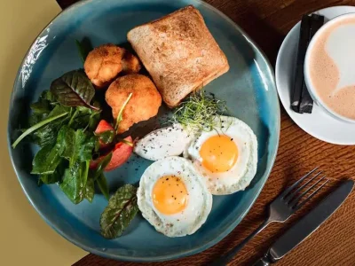 صبحانهای رایج اما پرخطر؛ تخممرغ را با چای و قهوه نخورید