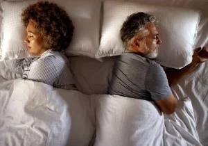 اینطوری بخوابید، احتمالا طلاق می‌گیرید