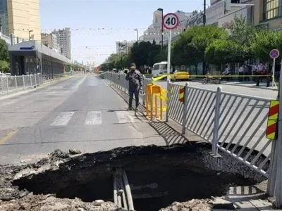 سقوط یک پراید در اثر فرونشست زمین/ ویدئو