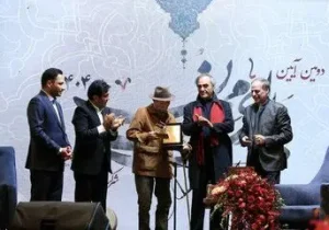 نشان اصالت بر سینه علی نصیریان