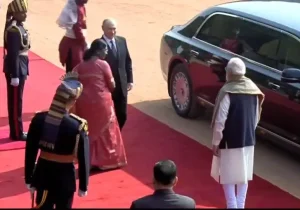 پوتین با لیموزین اختصاصی‌اش در کاخ ریاست‌جمهوری هند/ ویدئو