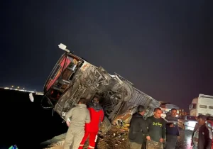 واژگونی اتوبوس در گرمسار سه مصدوم برجا گذاشت