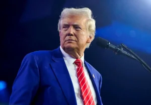 عکسی خیره کننده از وضعیت عجیب دست ترامپ