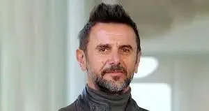 امین حیایی: خواهرم در اوج جوانی و با یک بچه ۲ ساله فوت کرد/ ویدئو