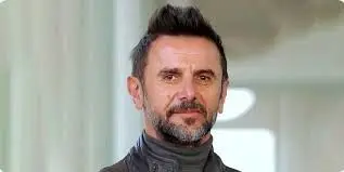 امین حیایی: خواهرم در اوج جوانی و با یک بچه ۲ ساله فوت کرد/ ویدئو