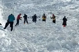 تلاش نفس‌گیر برای یافتن دو کوهنورد مدفون زیر ۱۰ متر برف/ ویدئو