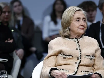 عکس مخفی هیلاری کلینتون لو رفت؛ جلسه محرمانه قطع شد