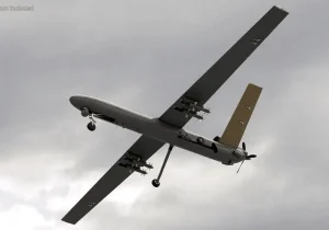 کل‌کل نمادین پهپادهای ایران و آمریکا در فلایت‌رادار/ شمشیر ذوالفقار در برابر ساعت شنی/ تصاویر