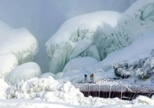آبشار نیاگارا یخ زد؛ گردشگران ذوق کردند