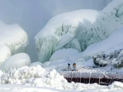 آبشار نیاگارا یخ زد؛ گردشگران ذوق کردند