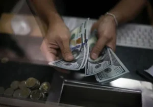 ادامه روند صعودی نرخ دلار در بازار و مرکز مبادله