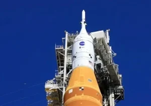 سفر انسان به ماه به فروردین موکول شد