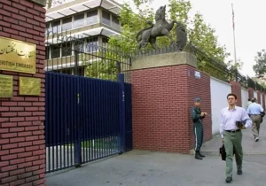 بریتانیا موقتاً کارمندان خود را از ایران خارج میکند