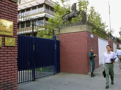 بریتانیا موقتاً کارمندان خود را از ایران خارج می‌کند